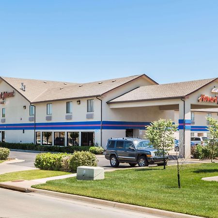 Howard Johnson By Wyndham Wichita Airport Екстер'єр фото