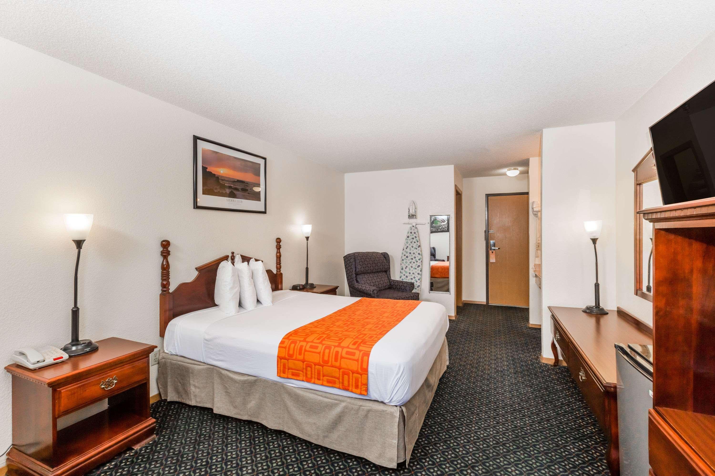 Howard Johnson By Wyndham Wichita Airport Екстер'єр фото