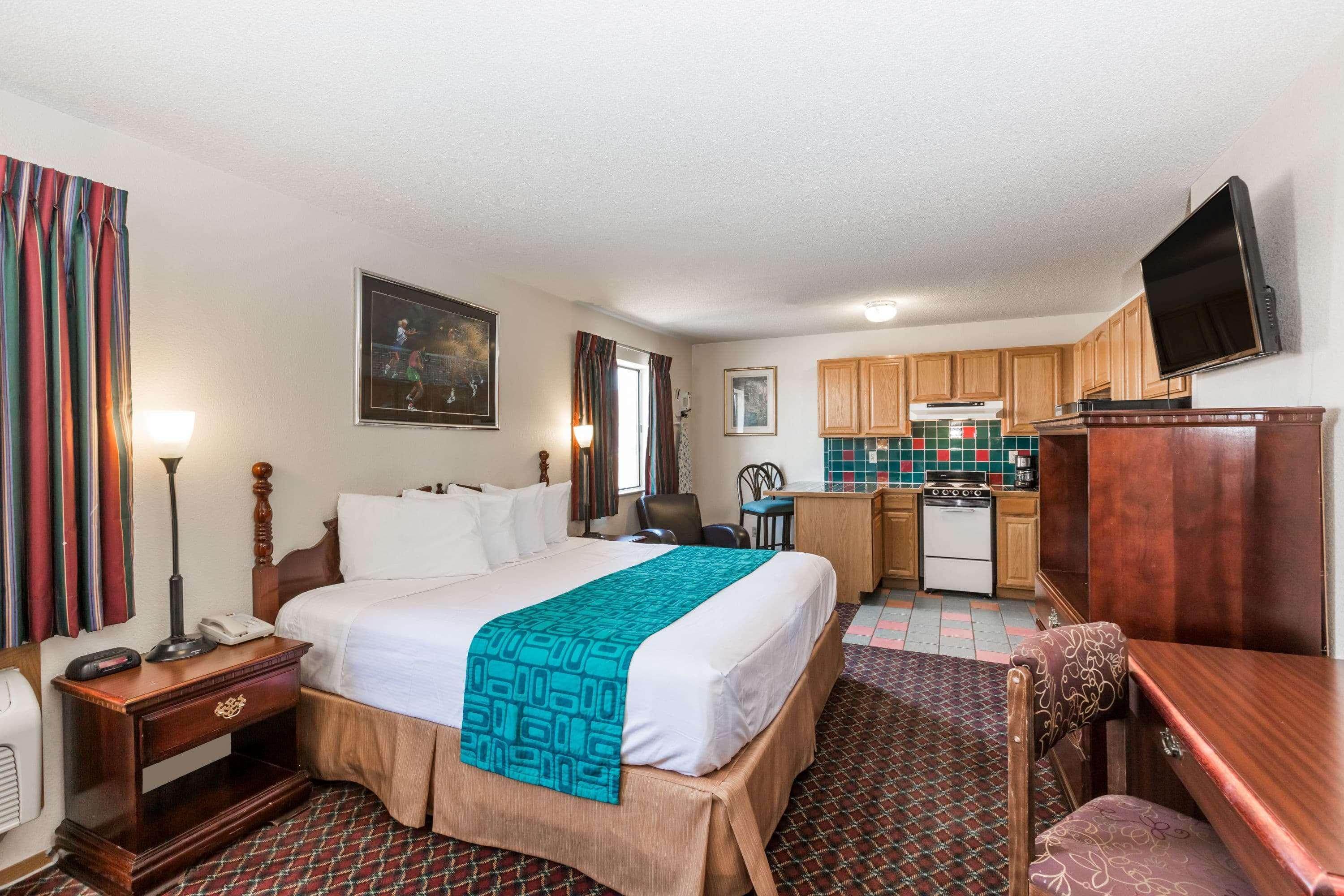 Howard Johnson By Wyndham Wichita Airport Екстер'єр фото