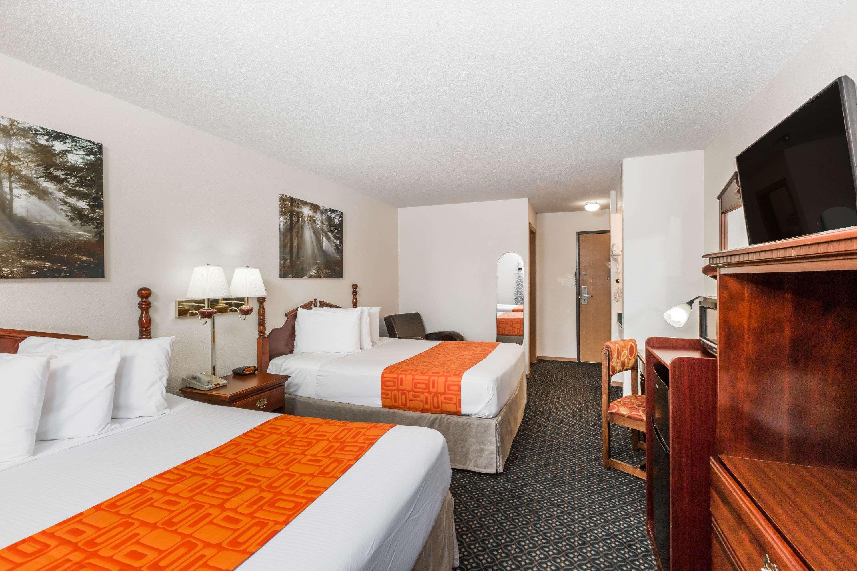 Howard Johnson By Wyndham Wichita Airport Екстер'єр фото