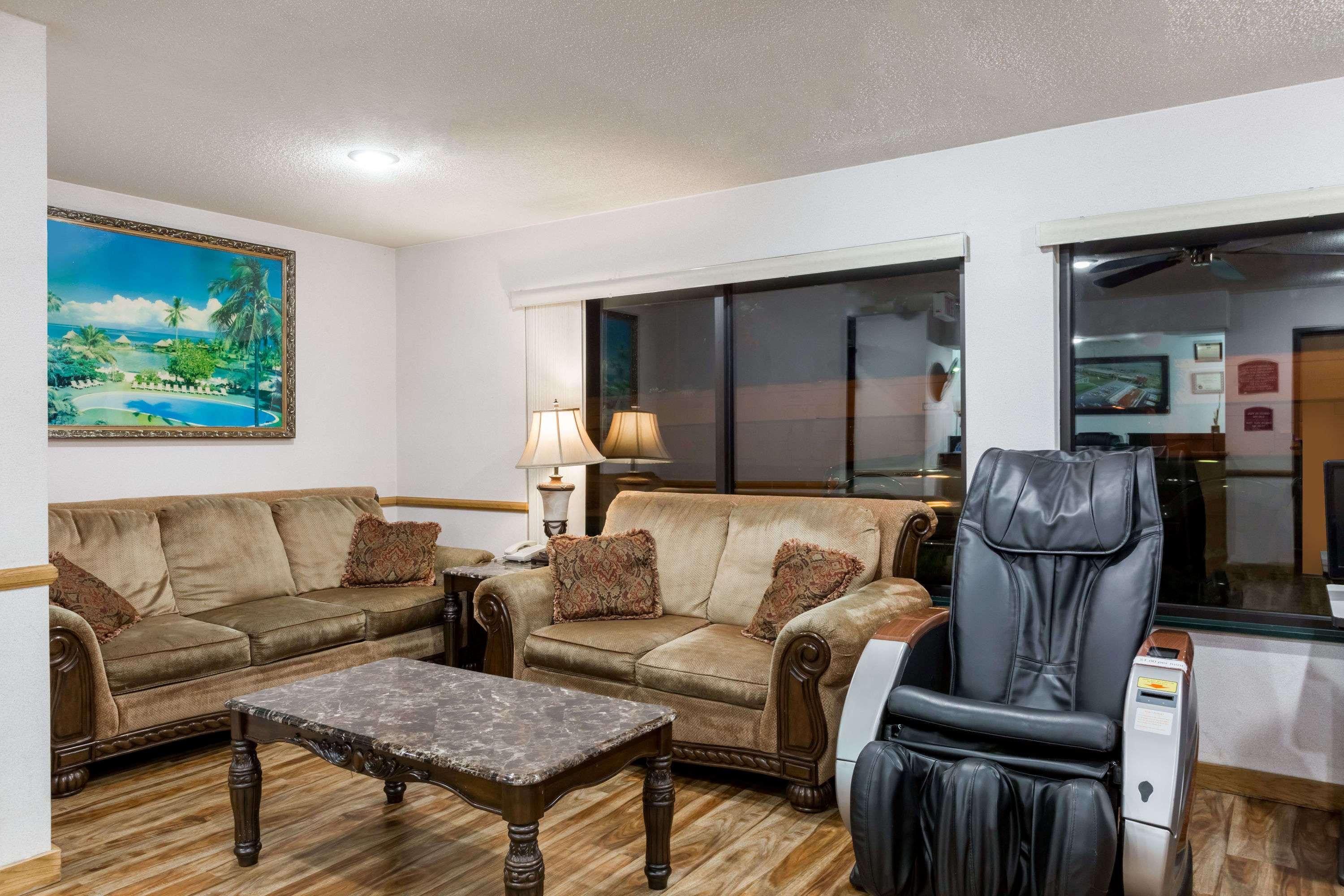Howard Johnson By Wyndham Wichita Airport Екстер'єр фото