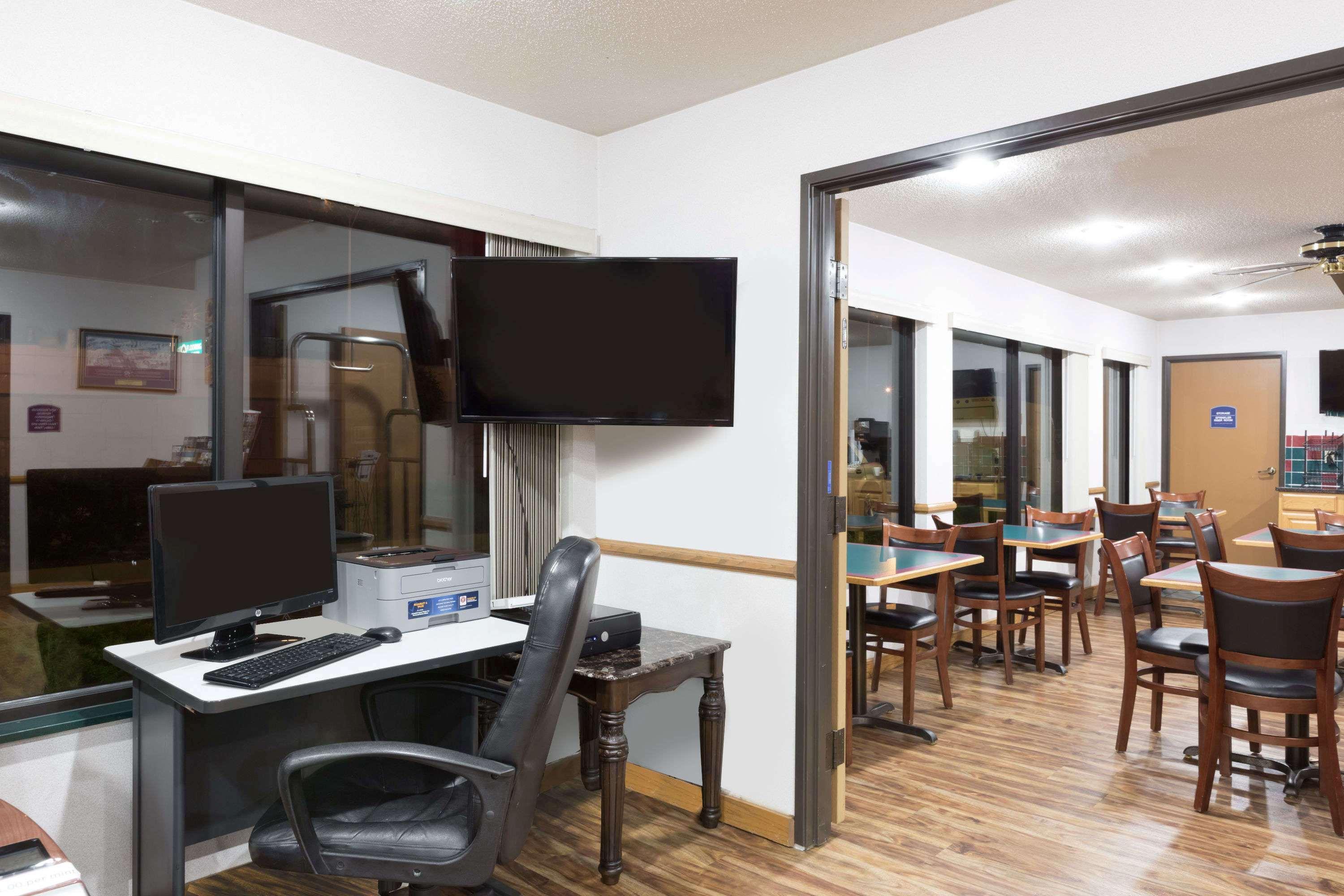 Howard Johnson By Wyndham Wichita Airport Екстер'єр фото