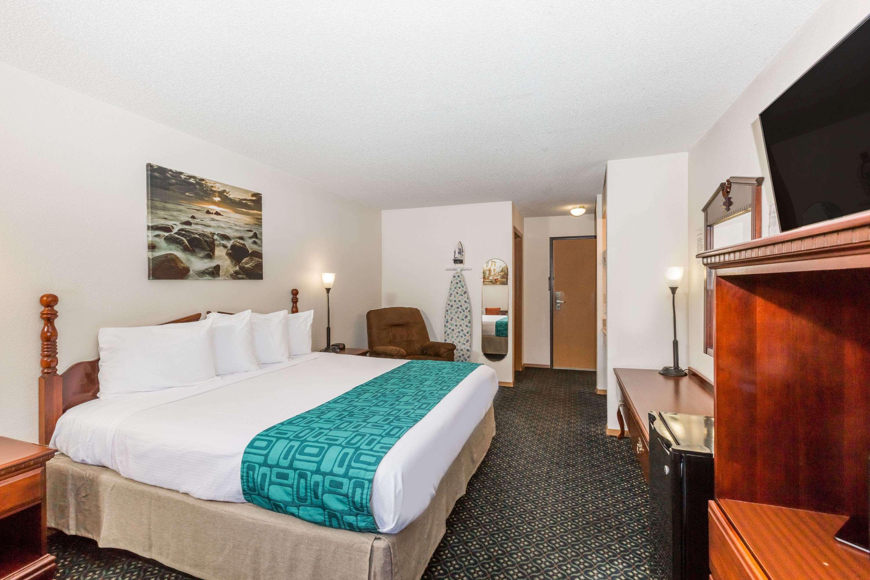 Howard Johnson By Wyndham Wichita Airport Екстер'єр фото