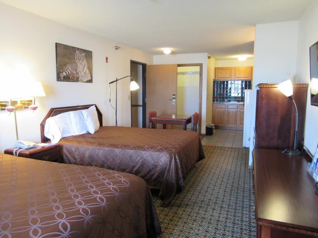 Howard Johnson By Wyndham Wichita Airport Екстер'єр фото
