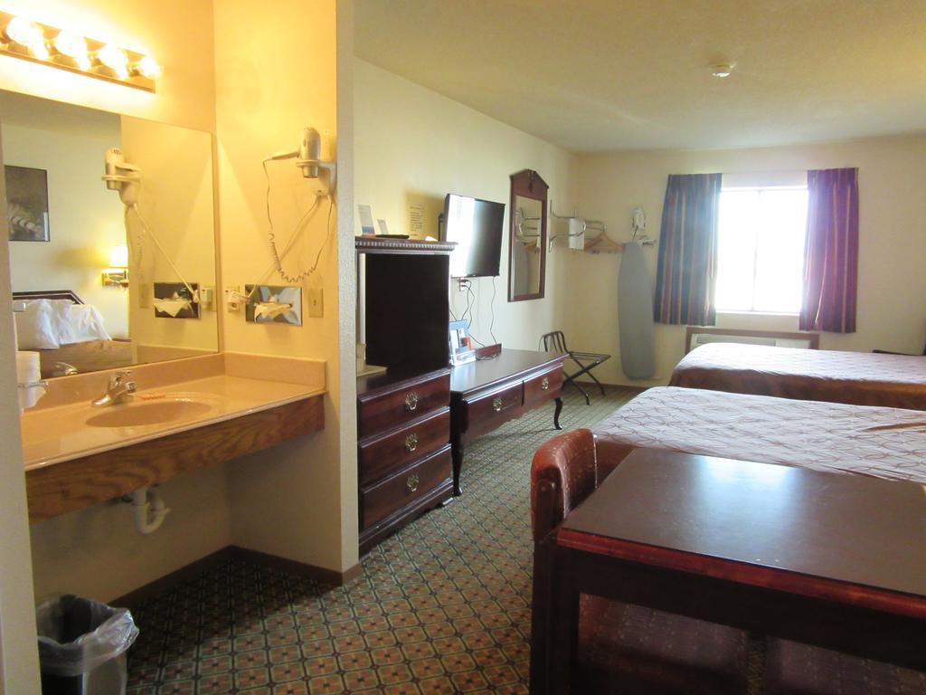 Howard Johnson By Wyndham Wichita Airport Екстер'єр фото