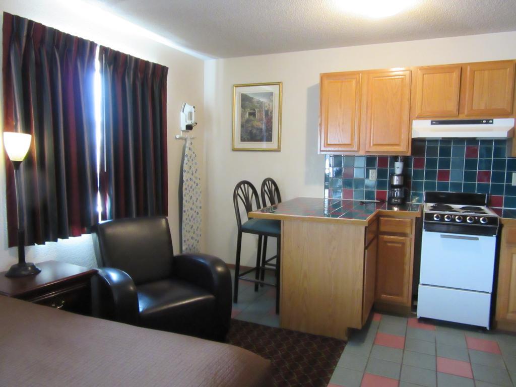Howard Johnson By Wyndham Wichita Airport Екстер'єр фото