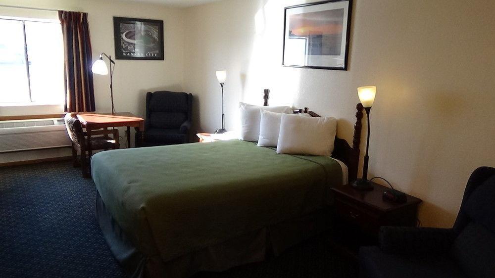 Howard Johnson By Wyndham Wichita Airport Екстер'єр фото