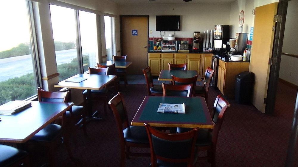 Howard Johnson By Wyndham Wichita Airport Екстер'єр фото