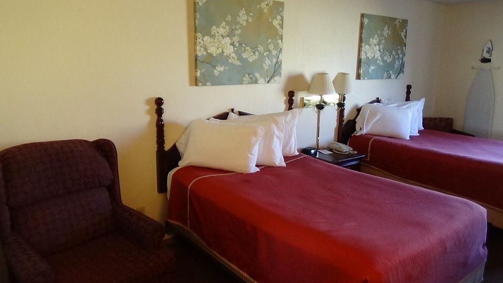Howard Johnson By Wyndham Wichita Airport Екстер'єр фото