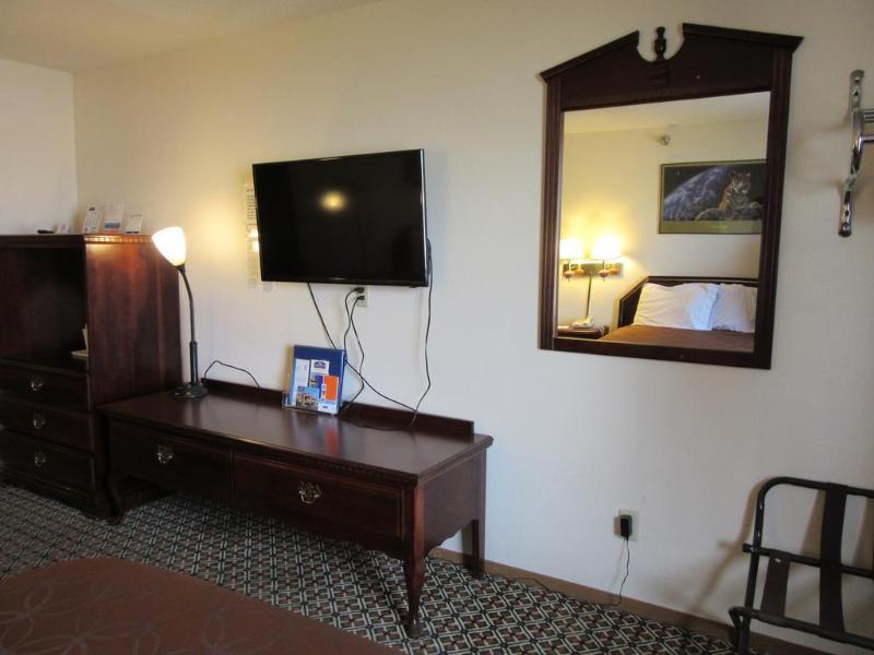 Howard Johnson By Wyndham Wichita Airport Екстер'єр фото