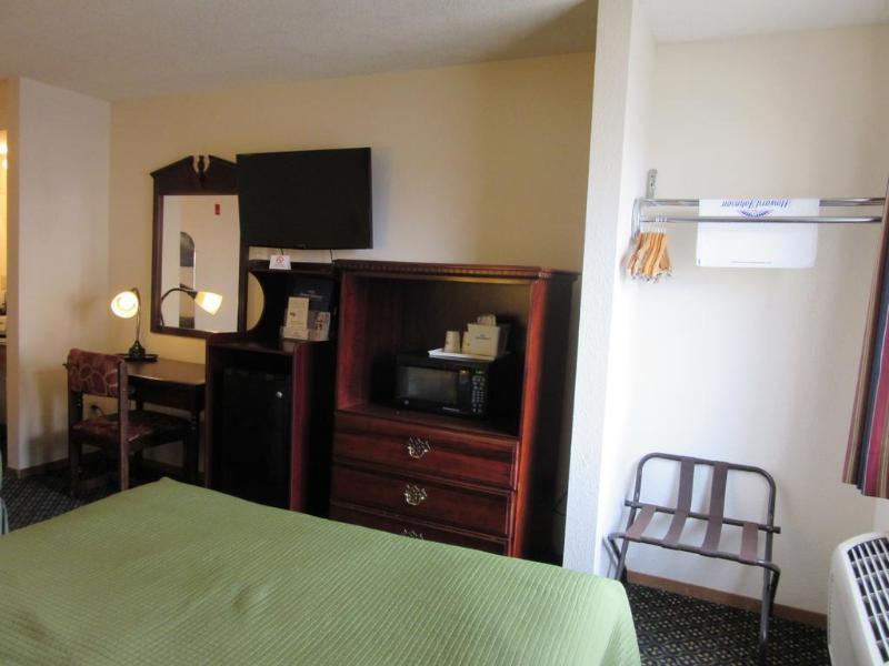 Howard Johnson By Wyndham Wichita Airport Екстер'єр фото