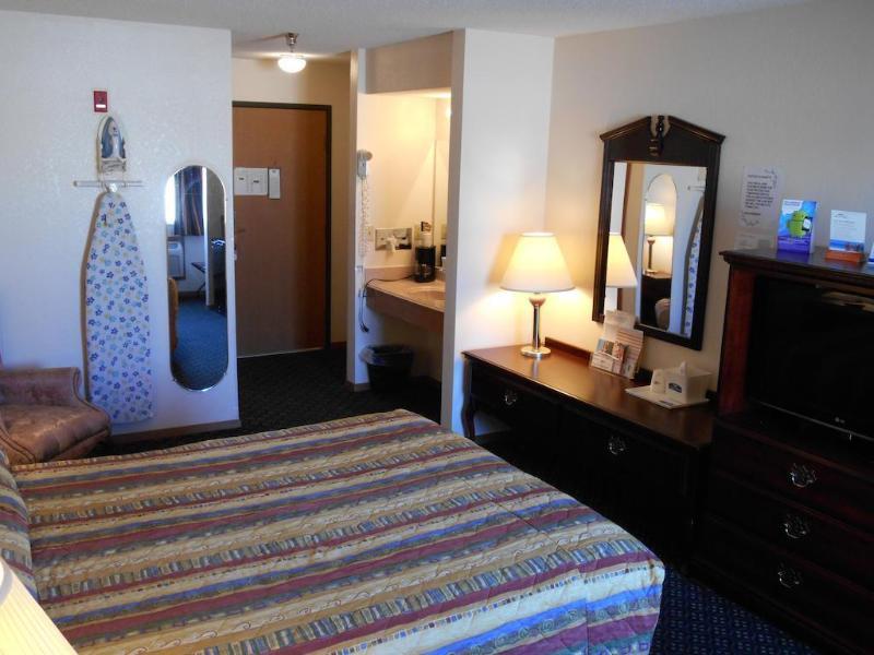 Howard Johnson By Wyndham Wichita Airport Екстер'єр фото