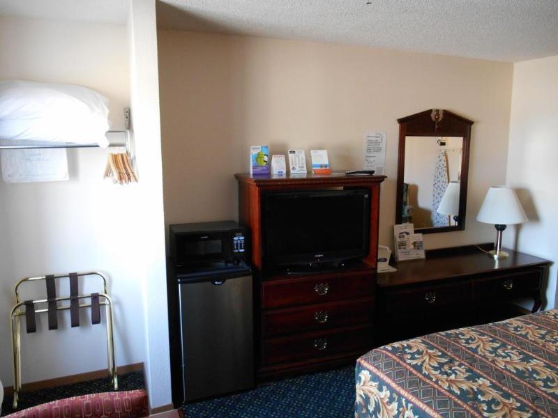 Howard Johnson By Wyndham Wichita Airport Екстер'єр фото