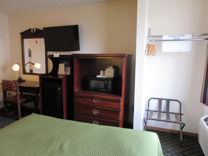 Howard Johnson By Wyndham Wichita Airport Екстер'єр фото