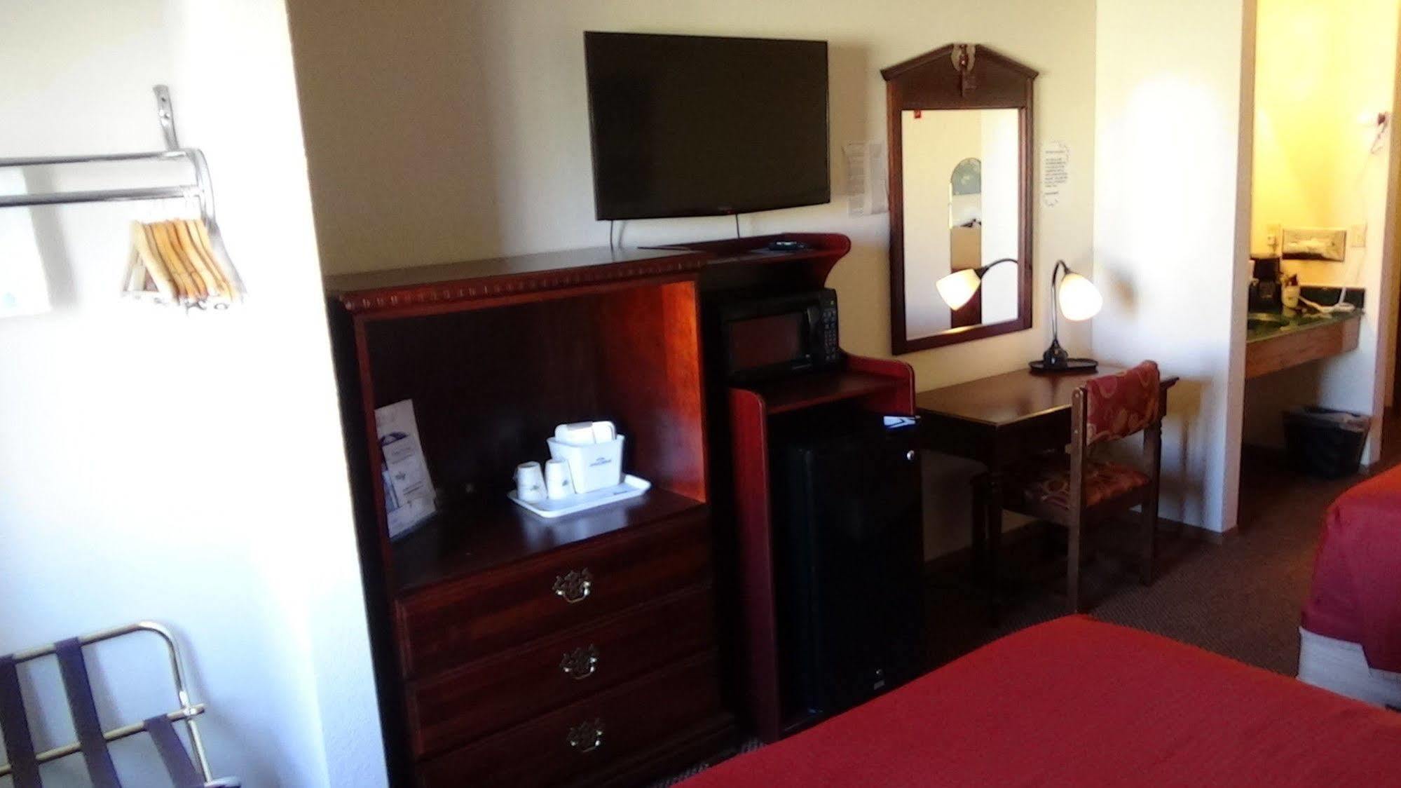 Howard Johnson By Wyndham Wichita Airport Екстер'єр фото