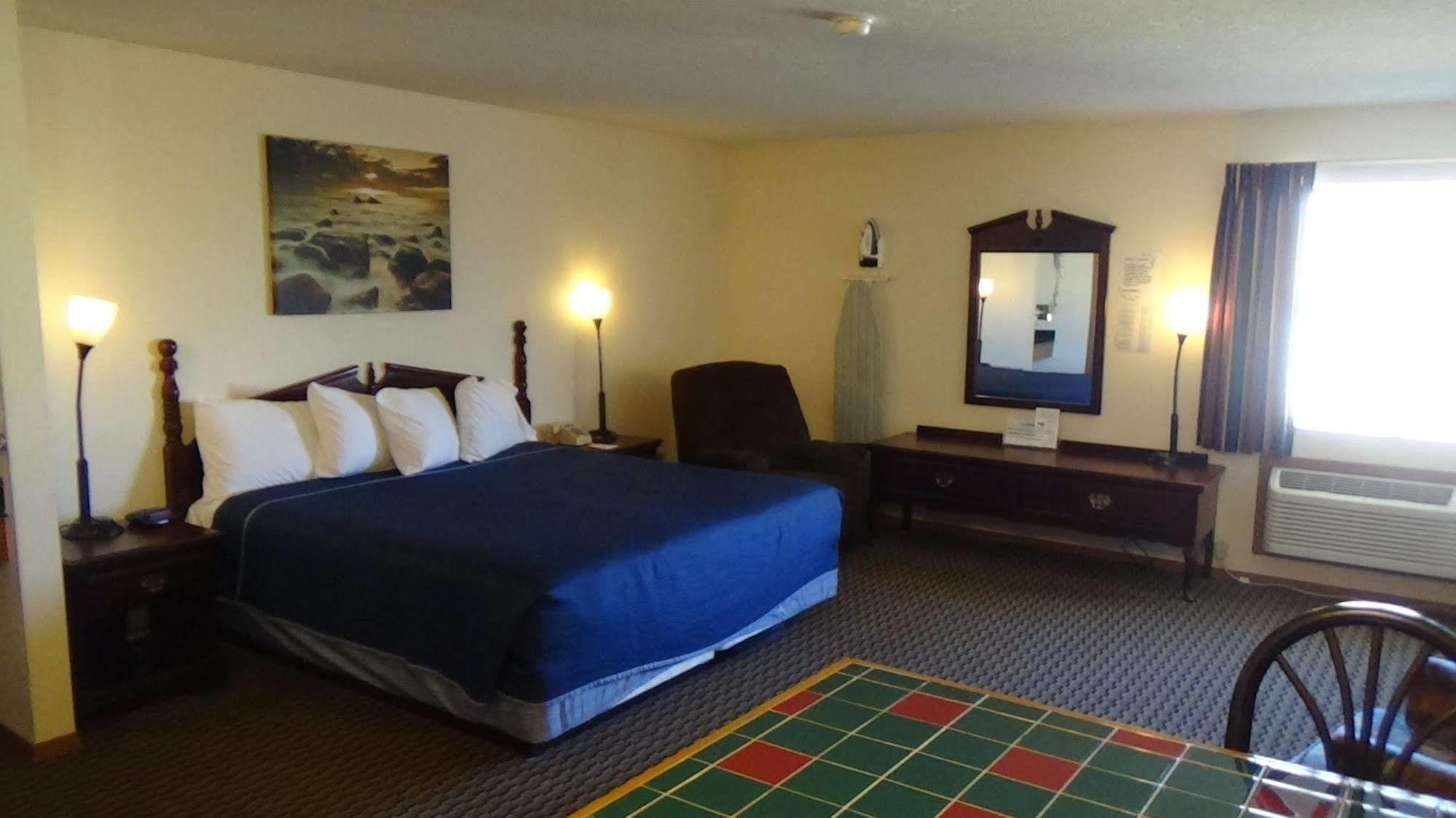 Howard Johnson By Wyndham Wichita Airport Екстер'єр фото