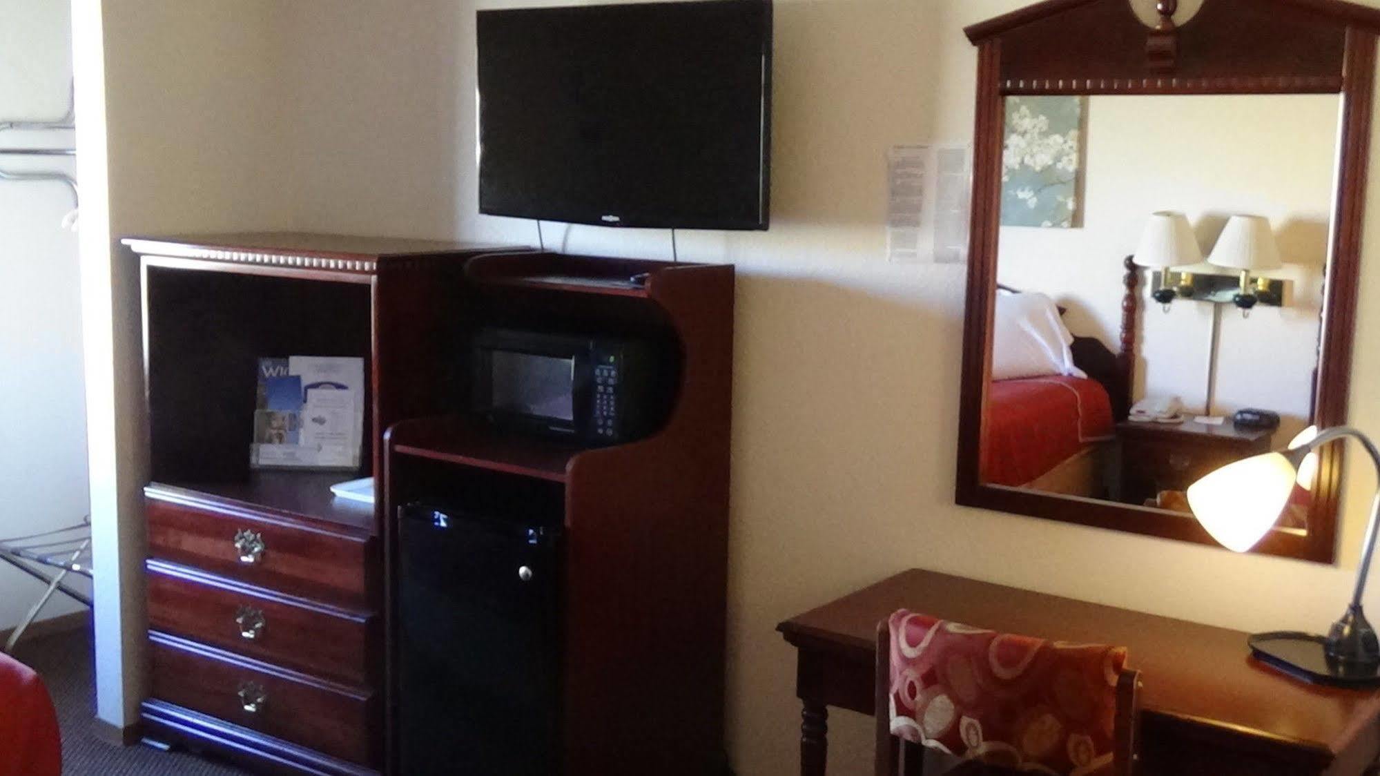 Howard Johnson By Wyndham Wichita Airport Екстер'єр фото