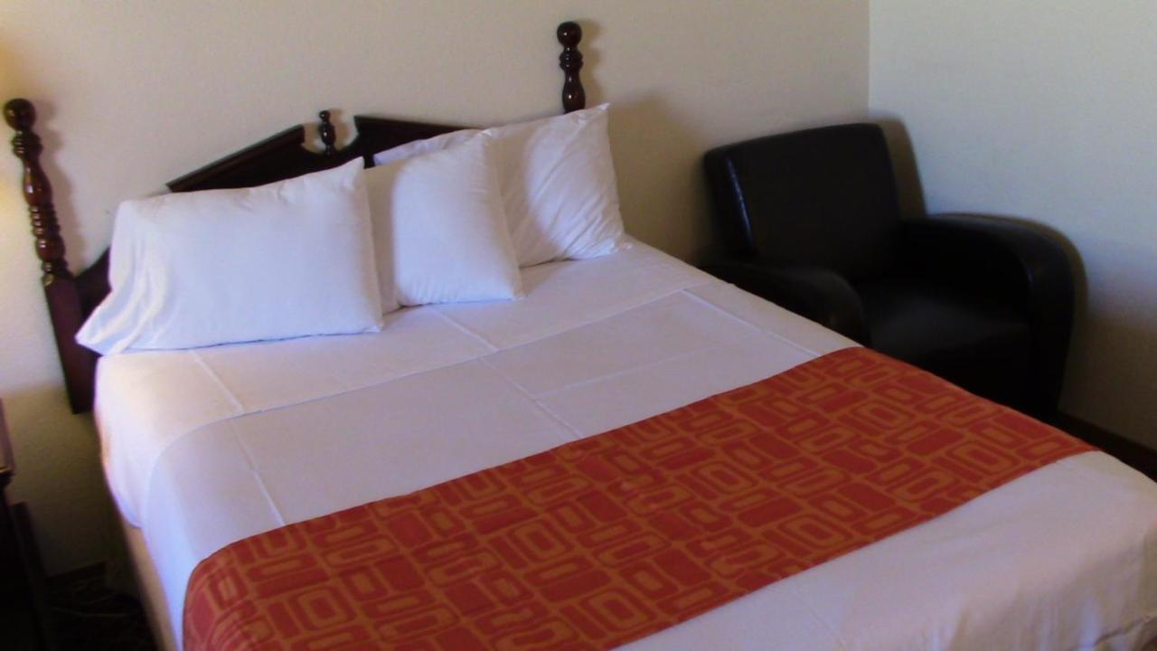 Howard Johnson By Wyndham Wichita Airport Екстер'єр фото